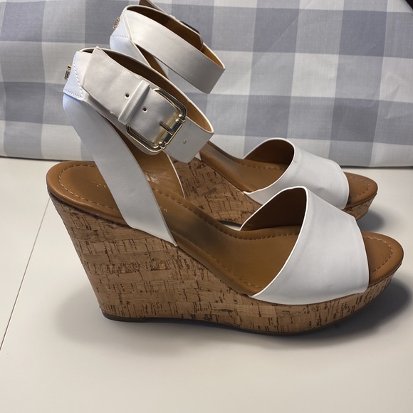 EUC Tommy Hilfiger Wedge Heels size 10M - Picture 2 of 5
